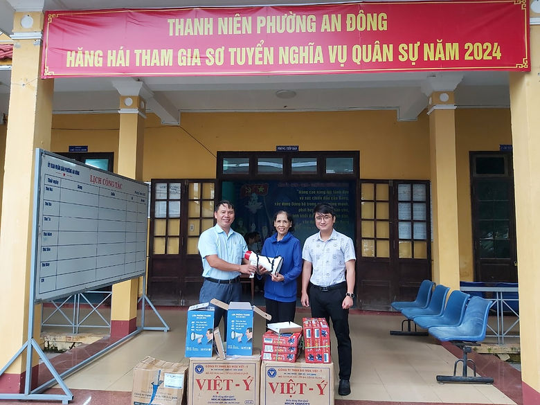 Photo: Support backup early warning equipment for project communities. Credit: Hue DRM Office